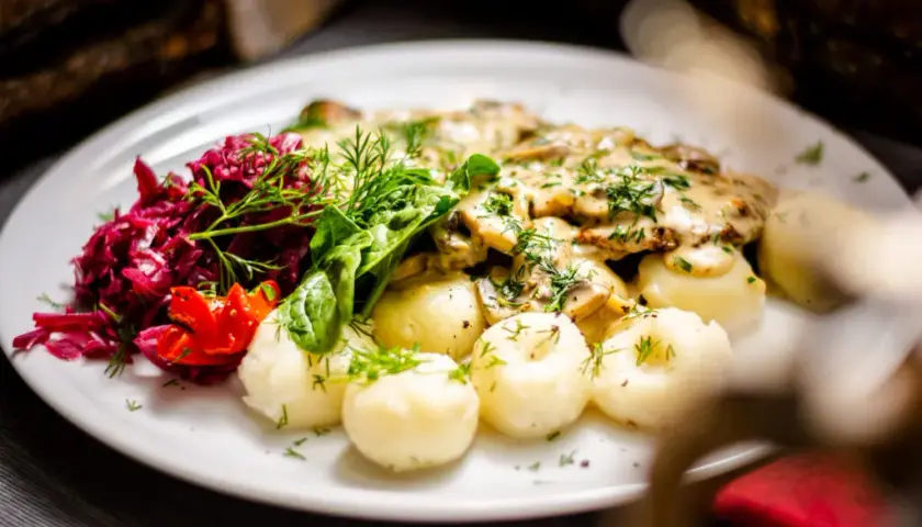 Gdzie zjeść w Świętej Katarzynie? Odkryj najlepsze lokale gastronomiczne