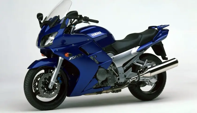 Yamaha FJR 1300 azul, lista para patrullar como una moto de la Guardia Civil.