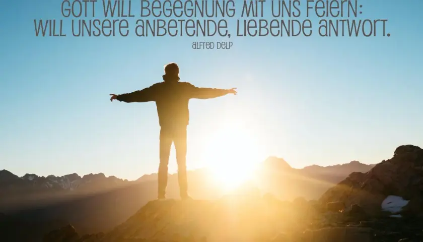 Mann auf Bergspitze mit ausgebreiteten Armen im Sonnenuntergang. Ein Zitat über Gottes Wunsch nach Begegnung, wie in Psalm 113.