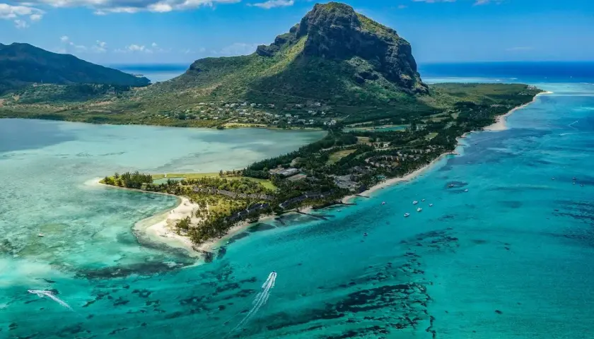 Majestatyczna góra Le Morne Brabant na Mauritiusie, otoczona turkusową wodą i zielenią. Nawet podczas mauritius pora deszczowa, krajobraz zachwyca.