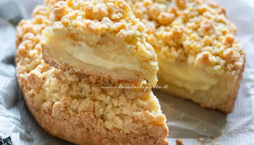 Sbriciolata alla crema: un dolce goloso con un guscio croccante e un cuore morbido e vellutato. Perfetta per ogni occasione.