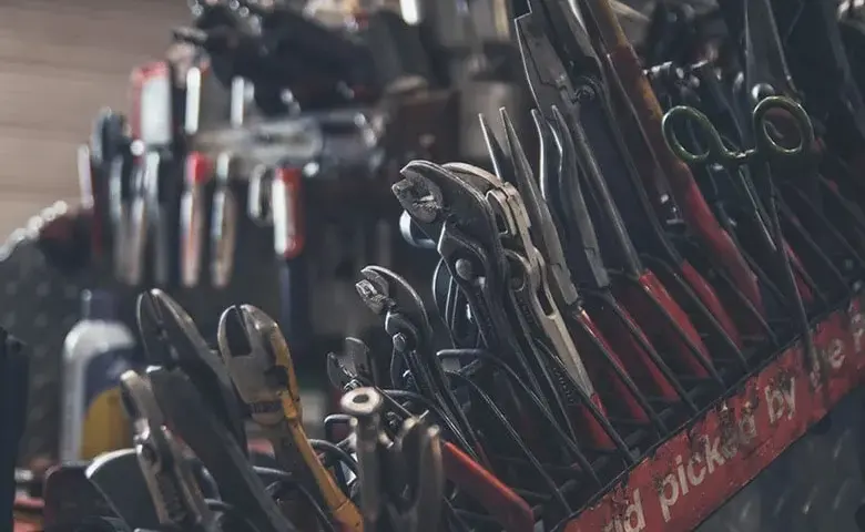Jaką szafkę narzędziową kupić, aby uniknąć niepotrzebnych wydatków?