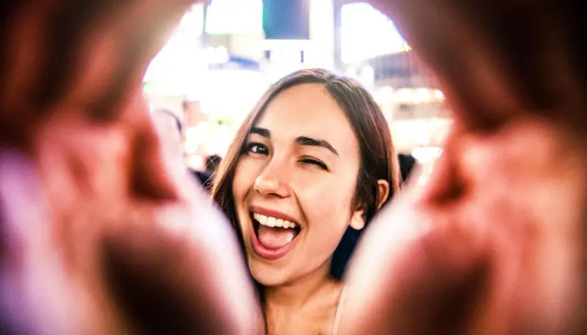 Un sorriso contagioso e un occhiolino: ecco come piacere alle persone. La gioia è il segreto per connettersi.