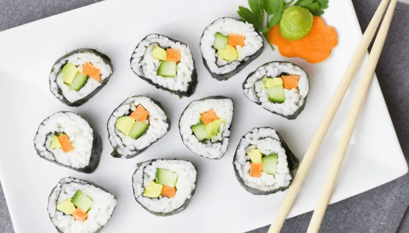 Sushi: Jaki ocet ryżowy wybrać? Przepis na sushizu krok po kroku