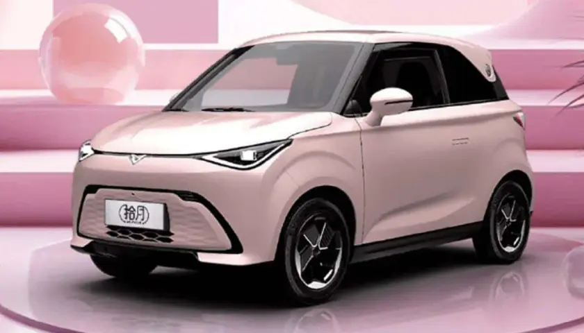 Un'elegante auto elettrica cinese color rosa pastello, con un design moderno e compatto, pronta a conquistare le strade.