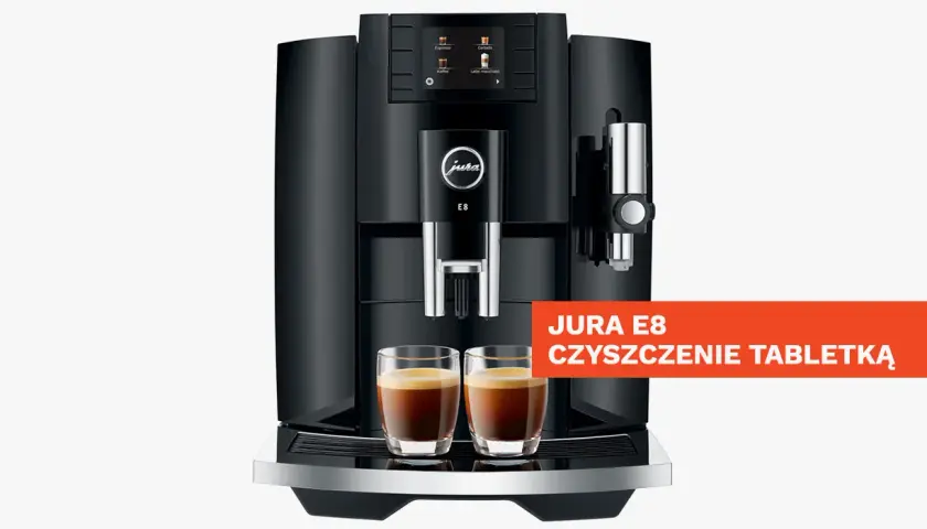 Czarny ekspres Jura E8 z dwoma filiżankami kawy. Wskazówka: jura czyszczenie tabletką.