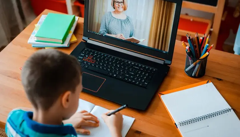 Zdalne nauczanie ile godzin dziennie? Sprawdź, co mówią rodzice