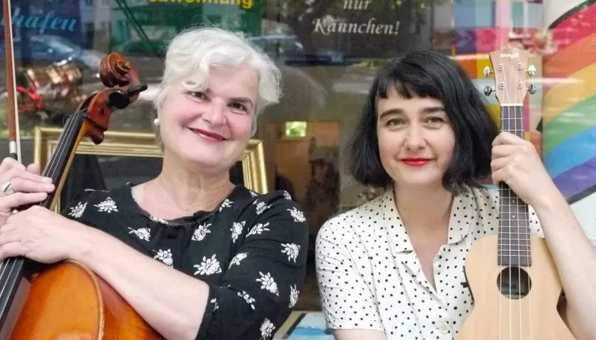 Zwei Musikerinnen mit Cello und Ukulele, bereit für das Hörbuch "das kunstseidene Mädchen".