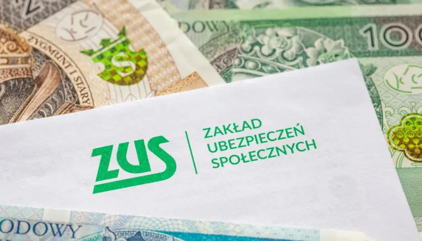 ZUS i polskie banknoty. Dokument z logo ZUS sugeruje sprawy związane z zasiłkiem chorobowym.