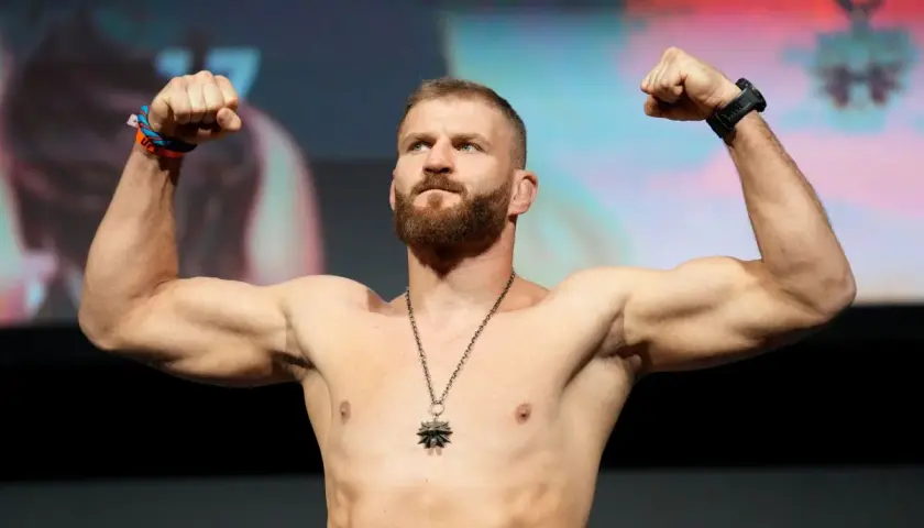 Jan Błachowicz, wojownik wagi lekkiej UFC, napina bicepsy na ważeniu.