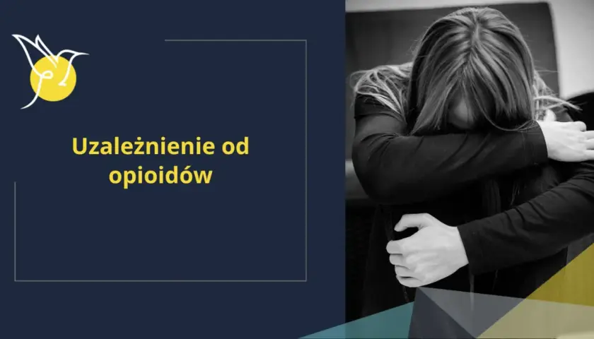 Czarno-białe zdjęcie osoby obejmującej się, z tekstem "Uzależnienie od opioidów" na ciemnym tle.