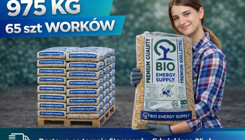 Kobieta trzyma worek z pelletem. Obok paleta z 65 workami pelletu. Dostawa pelletu Starogard Gdański.