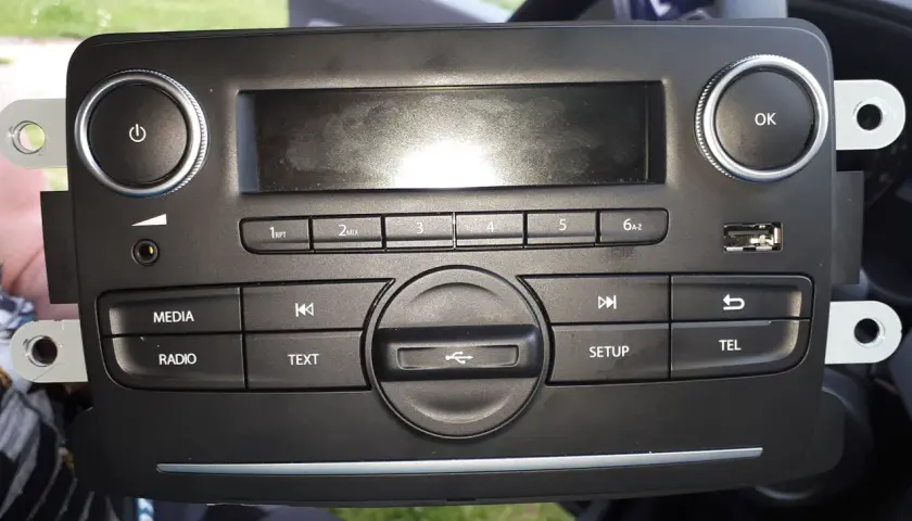Radio samochodowe Dacia Duster z przyciskami i wyświetlaczem. Szukasz informacji, gdzie znaleźć kod do radia Dacia Duster?