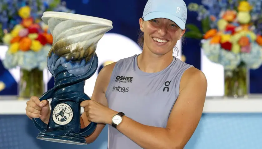 Uśmiechnięta tenisistka z pucharem Cincinnati Open, symbol triumfu i potencjalnie kolejny krok w kierunku WTA ranking wszechczasów.