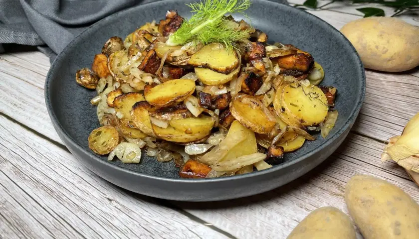 Geröstete Kartoffeln mit Zwiebeln und Fenchel, ein köstliches Gericht, das sich gut für Fenchel Rezepte eignet.