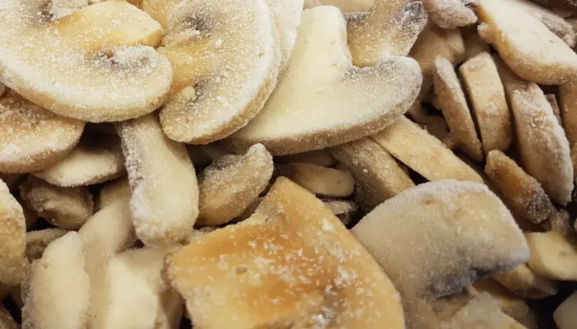 Zamrożone plasterki bananów, posypane cukrem. Czy pieczarki można mrozić? Tak, ale te wyglądają jak słodka przekąska.