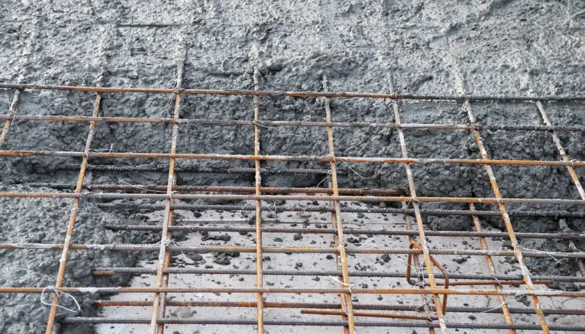 Siatka zbrojeniowa czeka na beton. Jaki beton na chudziaka będzie najlepszy? Ten szary, mokry materiał wygląda obiecująco.