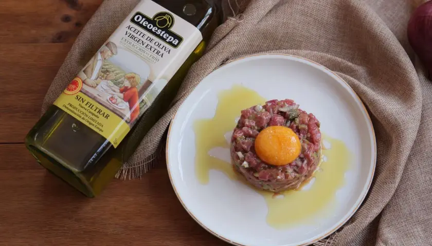 Steak tartar receta original, con yema de huevo y aceite de oliva virgen extra Oleoestepa.