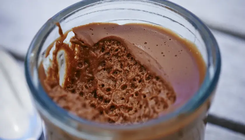 Une délicieuse mousse au chocolat à tomber par terre, servie dans un verre, avec une texture aérienne et gourmande.