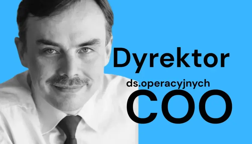 Uśmiechnięty mężczyzna z wąsami, dyrektor ds. operacyjnych, czyli COO, w białej koszuli i krawacie.