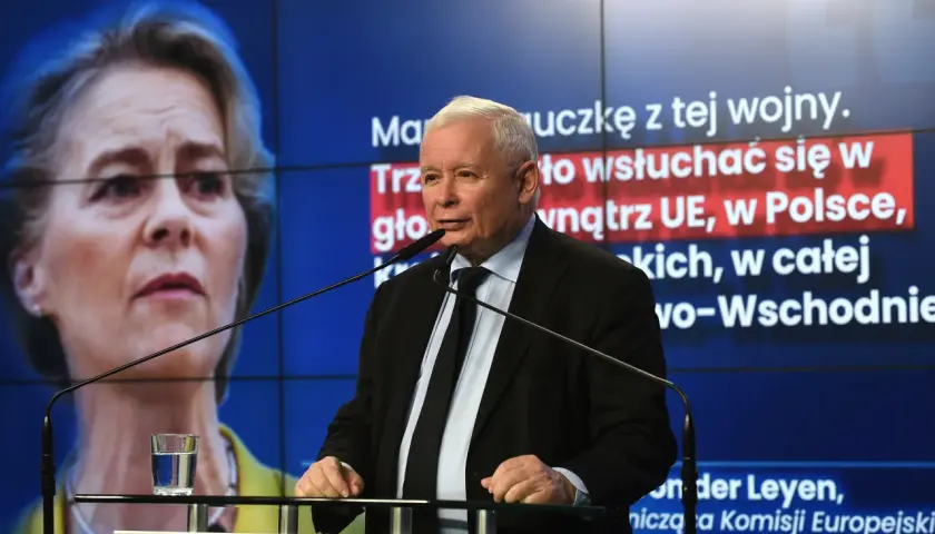 Jarosław Kaczyński przemawia, na ekranie Ursula von der Leyen. Czy Konfederacja ma tajny plan na wyprowadzenie Polski ze strefy wpływów Brukseli?