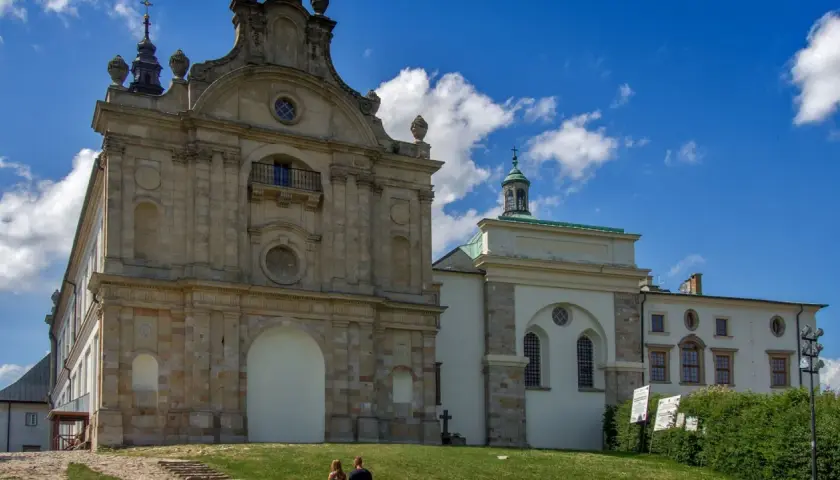 Para, gdzie jest Łysa Góra? To klasztor na Świętym Krzyżu, z piękną architekturą i widokiem na okolicę.
