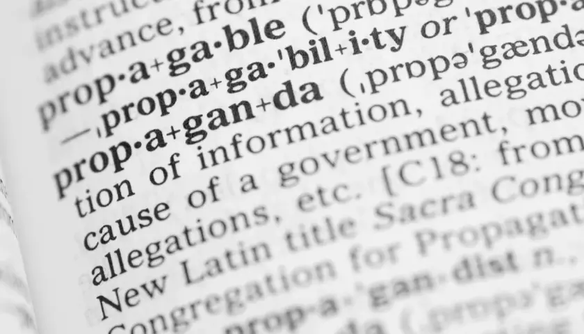 Diccionario con palabras difíciles en español como "propaganda" y "propagable", mostrando sus definiciones y etimologías.