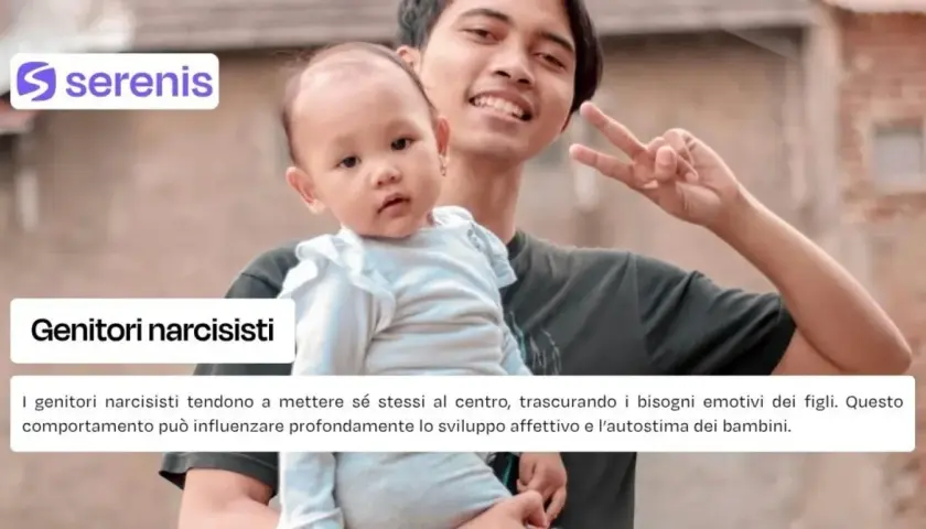 Un padre sorride tenendo in braccio un bimbo. Testo: "Genitori narcisisti". Impara come difendere un figlio da un padre narcisista.