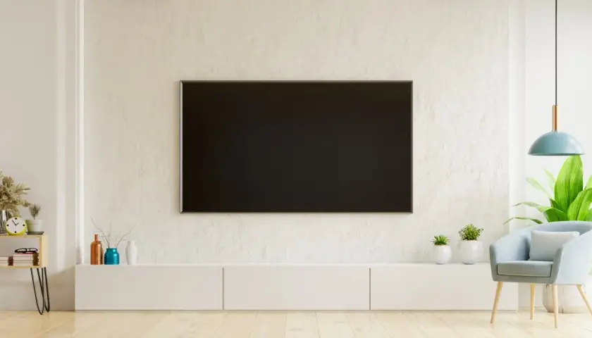 Nowoczesny salon z telewizorem. Czy do telewizora z wbudowanym dekoderem potrzebna jest antena? Zobacz, jak urządzić wnętrze.