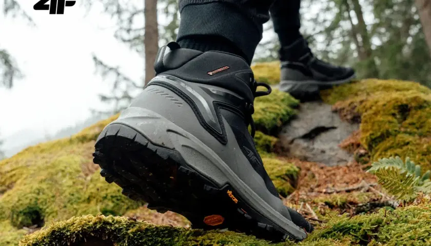 Buty trekkingowe 4F z ociepliną Primaloft, idealne na leśne wędrówki po omszałych kamieniach.