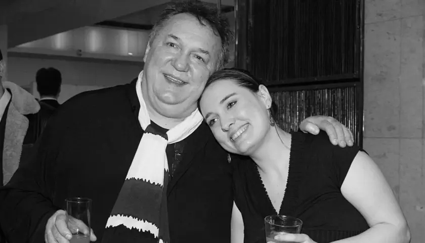 Jarosław Urbaniak z córką, uśmiechnięci, trzymający drinki.