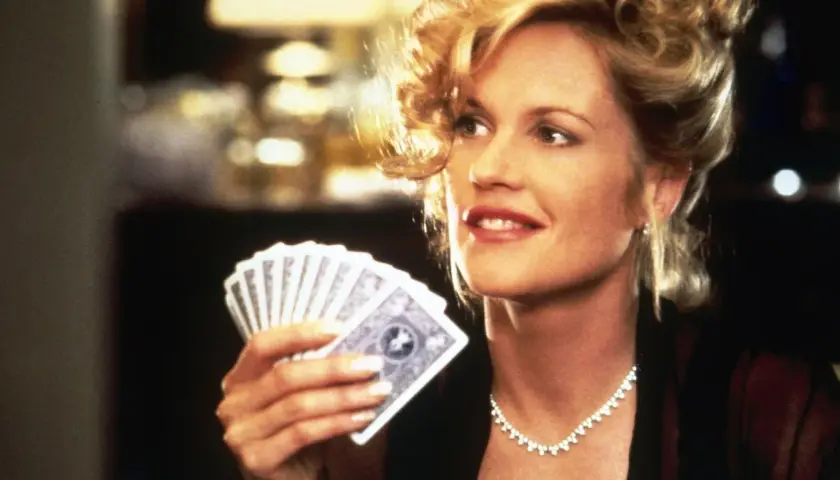Melanie Griffith z kartami w ręku, jak z jednego z jej filmów.