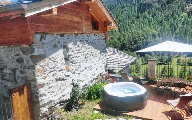 Baita in montagna: costi, affitti e consigli per il tuo sogno alpino