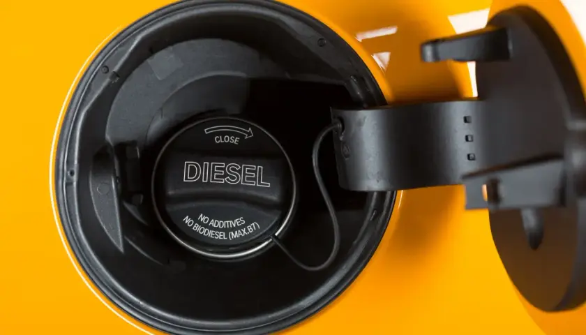 Otwarty wlew paliwa z napisem DIESEL. Czy ropa i benzyna to to samo? Nie, to różne paliwa.