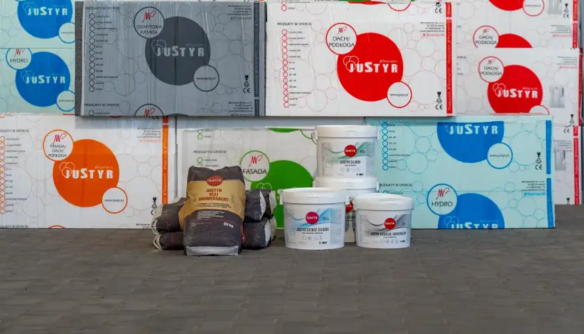 Styropian i klej do styropianu marki JUSTYR. Różne rodzaje kleju uniwersalnego i silikonowego w wiaderkach i workach.