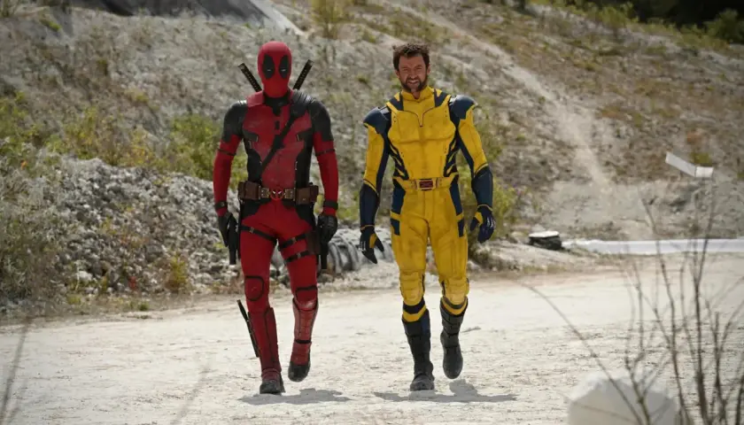 Deadpool och Wolverine går sida vid sida i en öde miljö, redo för nya marvel filmer.
