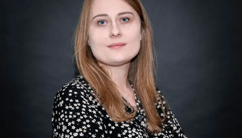 Kinga Wójcik w czarnej bluzce w białe kwiatki, część serii o Lenie Rudnickiej.