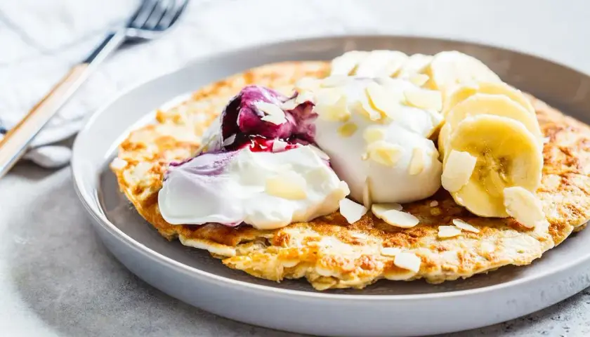 Jak zrobić puszysty omlet na słodko? Prosty przepis z dodatkami krok po kroku