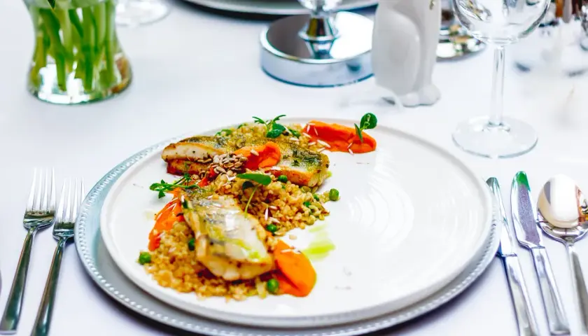 Gdzie zjeść w Jastrzębiej Górze? Najlepsze restauracje i smaki