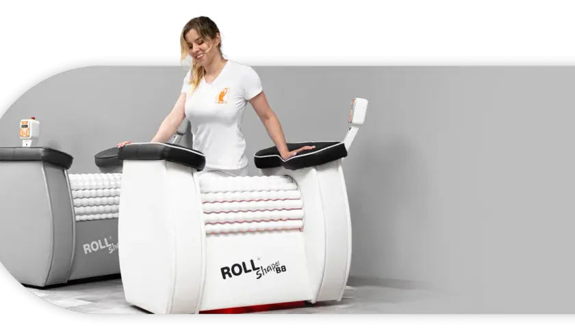 Kobieta opiera się o urządzenie Roll Shaper z rolkami masującymi.