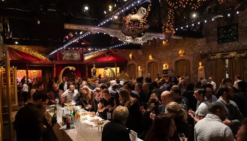 Des invités profitent d'un cocktail dans un lieu festif. Ce **rétroplanning événementiel** a été un succès.