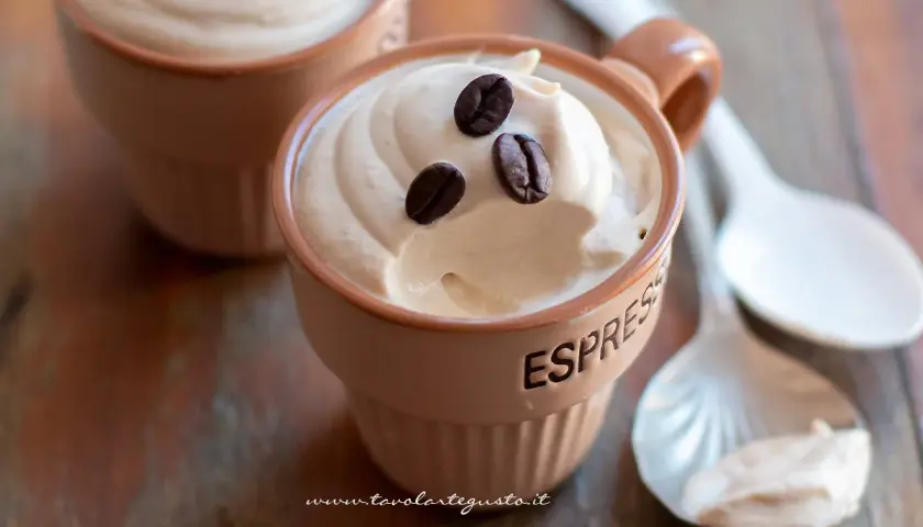 Deliziosa crema caffè fredda in tazzine, guarnita con chicchi di caffè. Perfetta per una pausa rinfrescante.