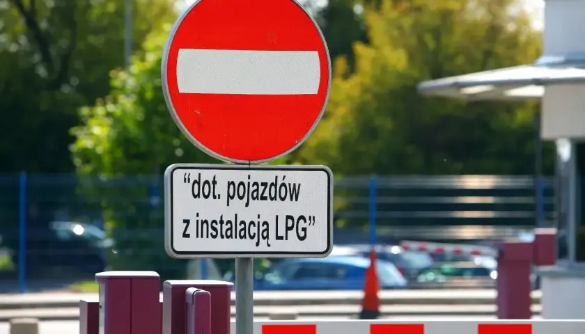 Znak zakazu wjazdu z tabliczką "dot. pojazdów z instalacją LPG".