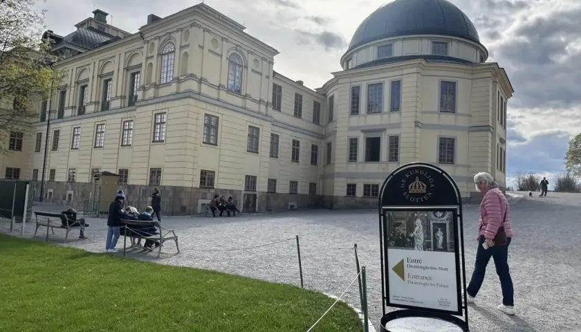 Besökare vid Drottningholms Slott, en plats känd för sin vackra arkitektur och historiska betydelse, kanske till och med Drottningholms opera.