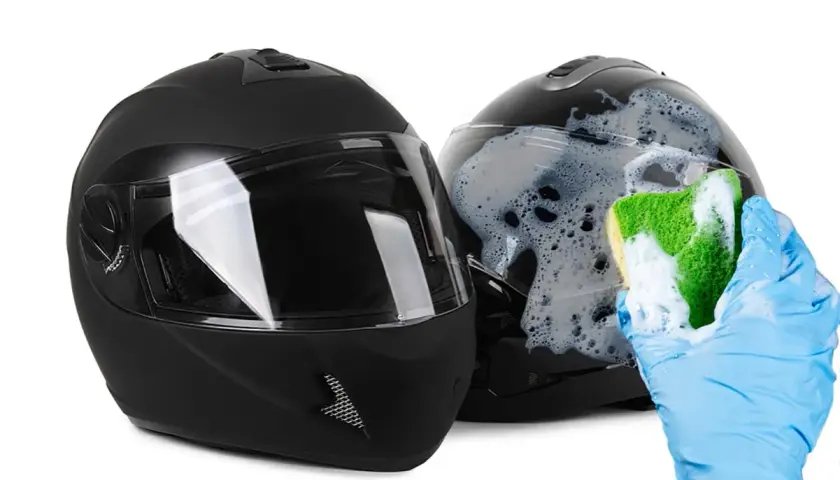 Guante azul limpia casco de moto negro con esponja y espuma. ¡Como si saliera del lavavajillas!
