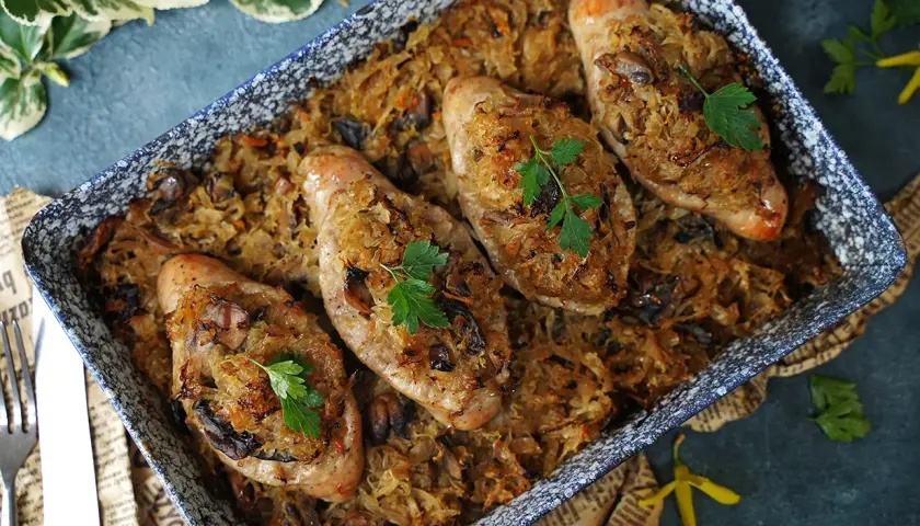 Biała kiełbasa w kapuście kiszonej z pieczarkami! Smak na talerzu