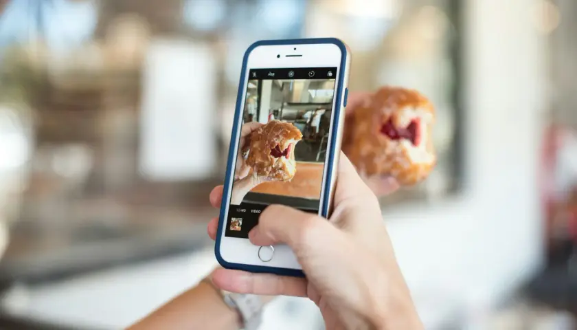 Robię zdjęcie pączka z dżemem na Instagram Stories.