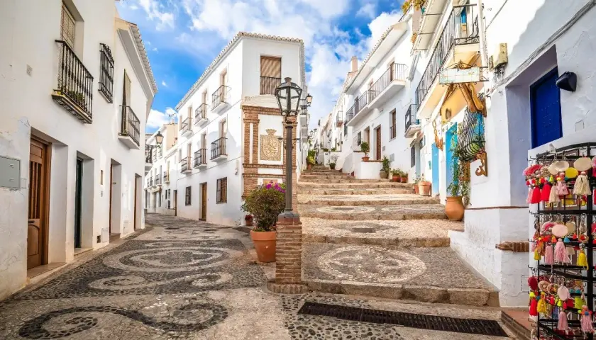 Calle empedrada con diseño de espirales, casas blancas y escalinata. Ideal para tu plan de qué ver en Andalucía en 7 días.