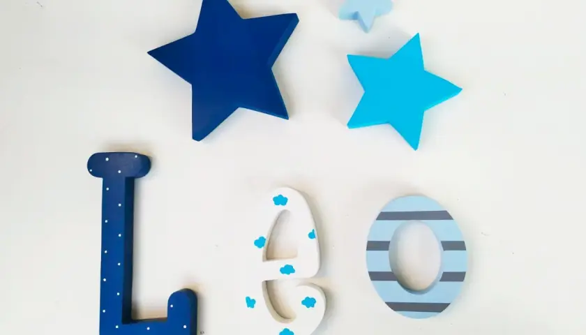 Letras infantiles de madera para decorar: L, E, O, con estrellas azules y detalles de nubes y rayas.