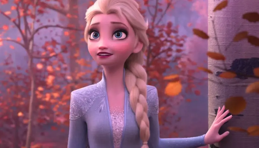 Elsa z Krainy Lodu 3 w jesiennym lesie, dotyka kory drzewa.